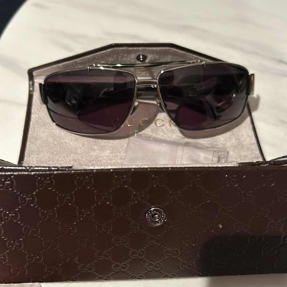 Gucci unisex sunglasses.